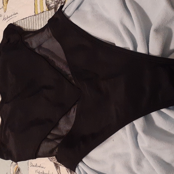 La Blanca by Rod Beattie blk one piece bathing suit size 6 w/ mesh V cut outs. - Picture 4 of 7